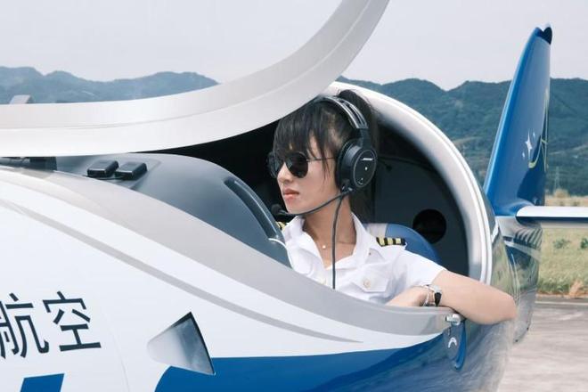 癑֧记录｜冲上云 女飞行教练抓住低空l济风口(?)